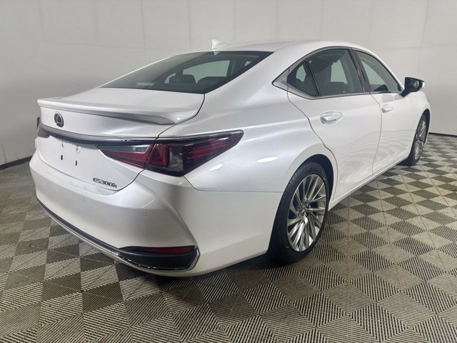 Used 2023 Lexus ES 300h Ultra Luxury FWD image 9