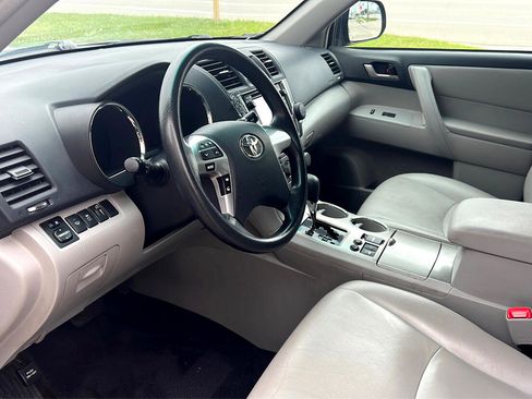 Used 2013 Toyota Highlander Plus image 11