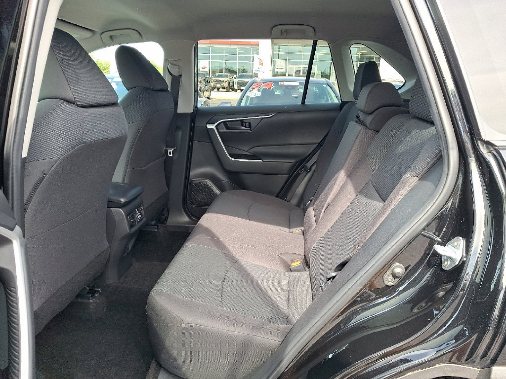 Used 2022 Toyota RAV4 LE AWD/4WD image 10