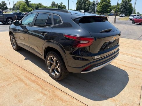 Used 2025 Chevrolet Trax LT FWD image 5