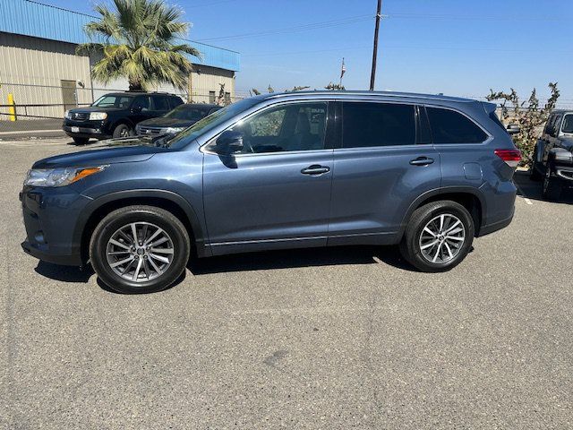Used 2018 Toyota Highlander XLE w/ Carpet Mat Package (TMS) FWD image 3