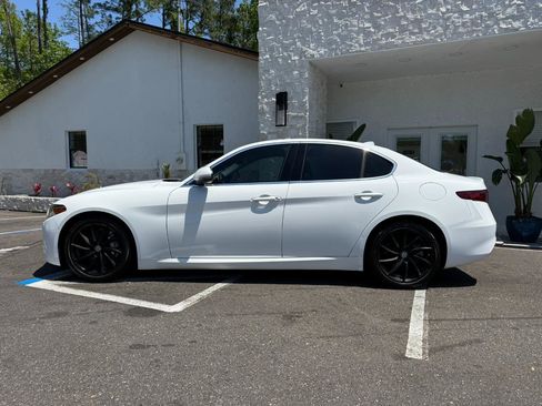 Used 2017 Alfa Romeo Giulia RWD image 2