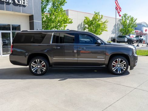 Used 2019 GMC Yukon XL Denali w/ Denali Ultimate Package AWD/4WD image 8