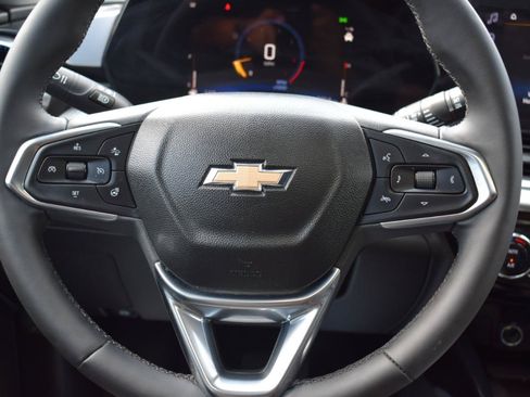 Used 2024 Chevrolet Trax LT w/ Sunroof Package FWD image 17