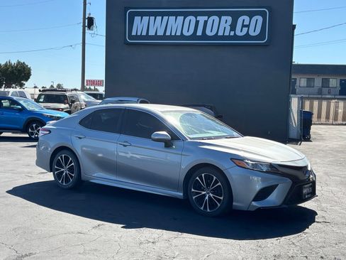 Used 2020 Toyota Camry SE FWD image 1