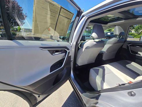 Used 2022 Toyota RAV4 Limited AWD/4WD image 15