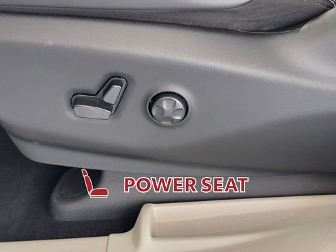 Used 2023 Chrysler Pacifica Touring-L FWD image 15