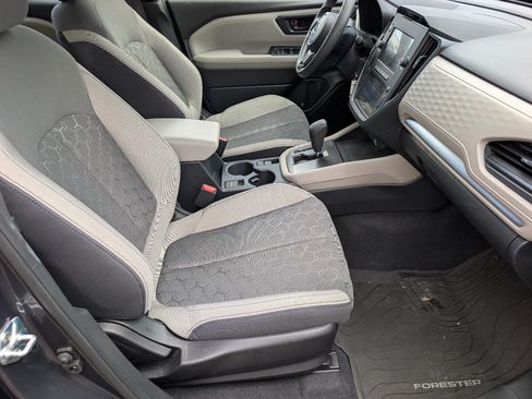 Used 2025 Subaru Forester AWD/4WD image 11