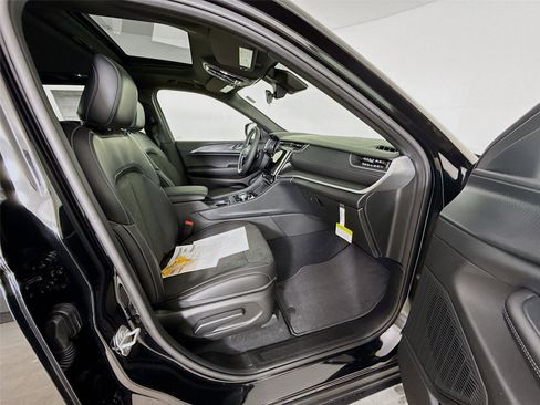 New 2025 Jeep Grand Cherokee Altitude image 30