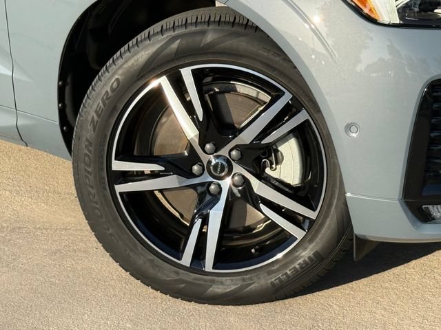 Used 2022 Volvo XC60 B5 R-Design FWD image 2