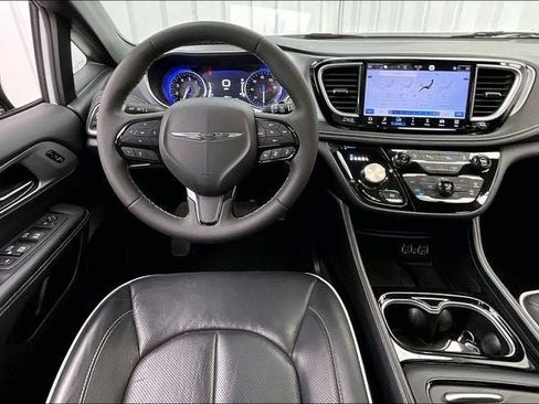 Used 2025 Chrysler Pacifica Limited FWD image 5