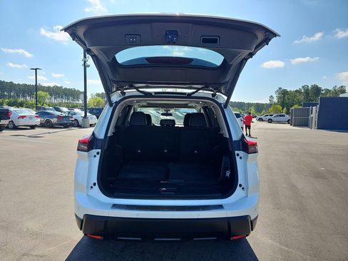Used 2025 Nissan Rogue SV w/ SV Premium Package FWD image 17