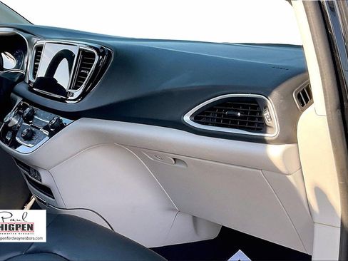 Used 2024 Chrysler Pacifica Touring-L image 16