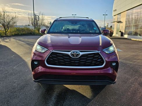 Used 2022 Toyota Highlander XLE image 2
