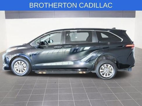 Used 2022 Toyota Sienna LE FWD image 3