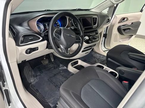 Used 2021 Chrysler Voyager L FWD image 13