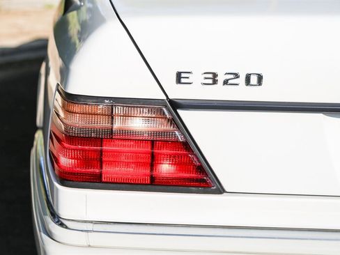 Used 1995 Mercedes-Benz E 320 Convertible image 29