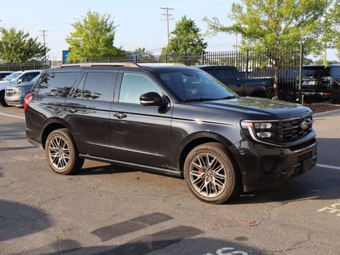 Used 2025 Ford Expedition Platinum w/ Stealth Performance Package AWD/4WD image 13