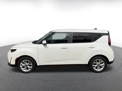Used 2025 Kia Soul LX w/ LX Technology Package FWD image 9