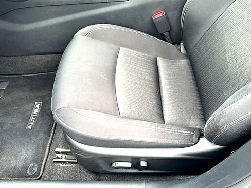 Used 2025 Nissan Altima 2.5 SV FWD image 15