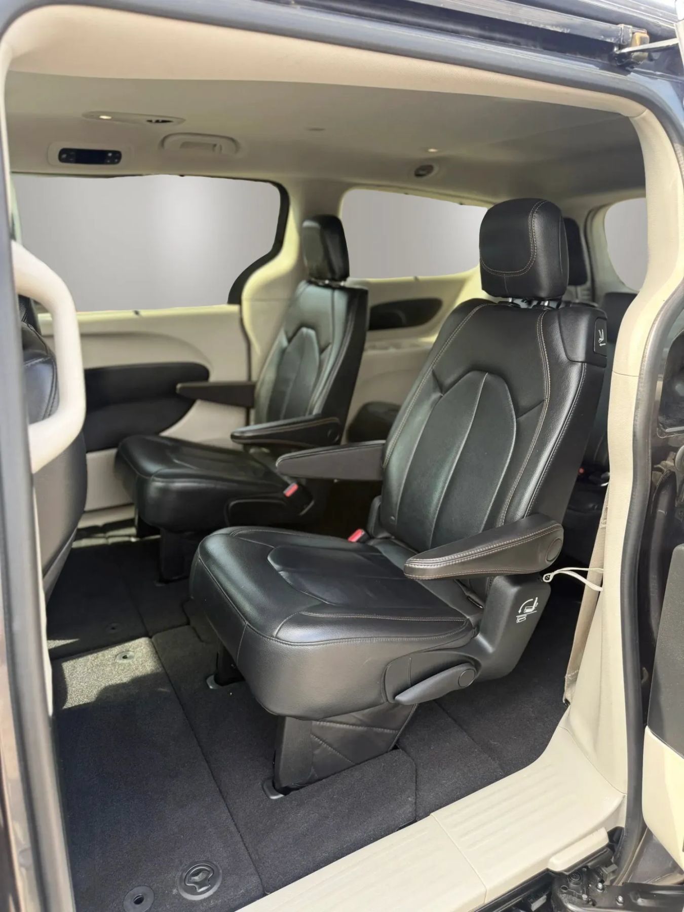 Used 2017 Chrysler Pacifica Touring-L FWD image 17