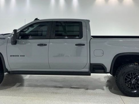 Used 2024 Chevrolet Silverado 2500 ZR2 w/ Technology Package image 2