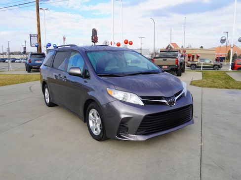 Used 2018 Toyota Sienna LE image 2