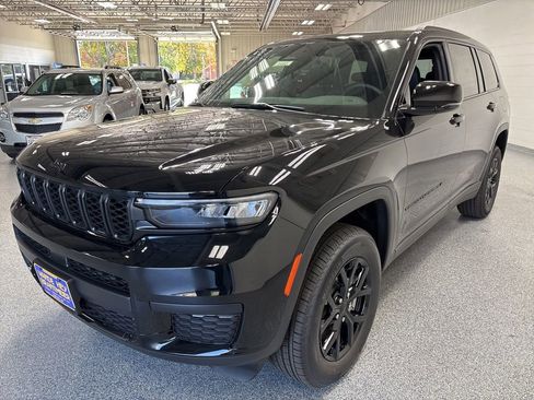 New 2025 Jeep Grand Cherokee L Altitude image 3