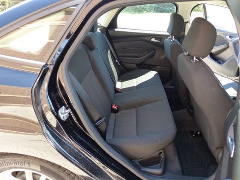 Used 2016 Ford Focus SE w/ SE Cold Weather Package FWD image 41