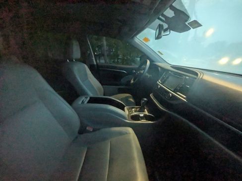 Used 2016 Toyota Highlander Limited Platinum image 10