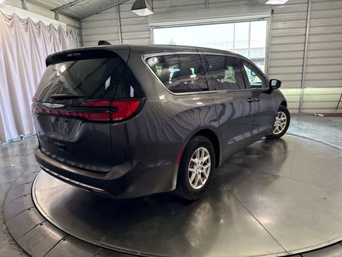 Used 2023 Chrysler Pacifica Touring-L FWD image 5