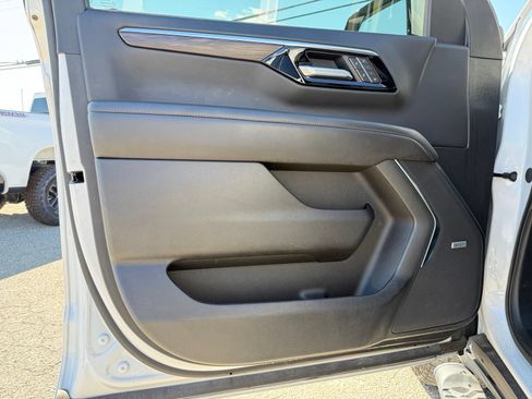 Used 2025 Chevrolet Tahoe Z71 w/ Comfort Package AWD/4WD image 14