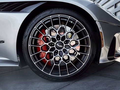 Used 2023 Aston Martin DBS Volante image 31