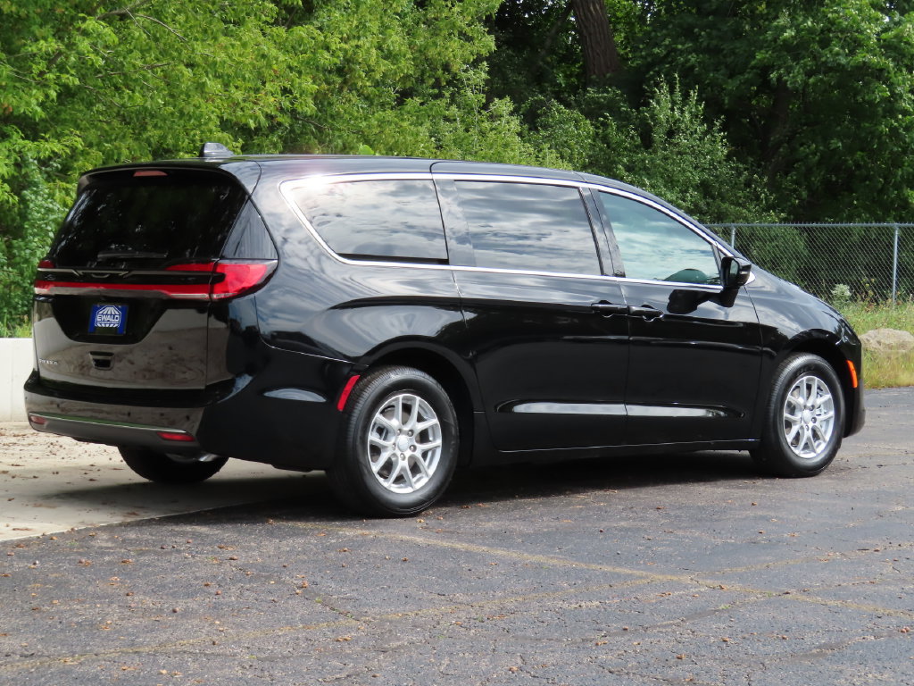 New 2027 Chrysler Pacifica Select FWD image 3