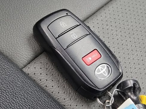 Used 2022 Toyota Corolla Cross LE AWD/4WD image 32