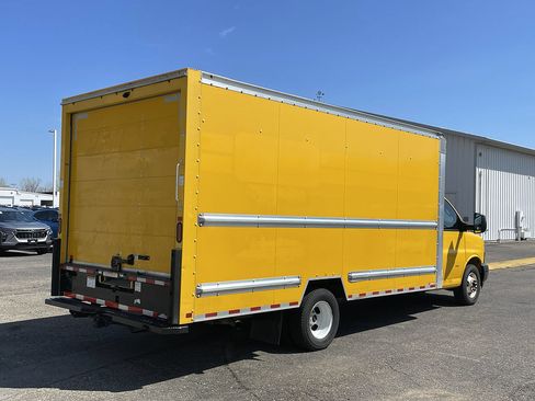 Used 2021 GMC Savana 3500 Extended w/ Power Convenience Package RWD image 2