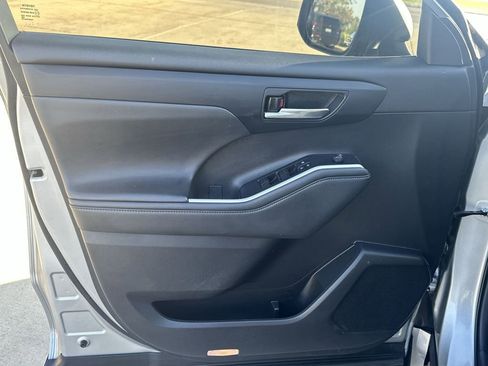 Used 2021 Toyota Highlander XLE image 22