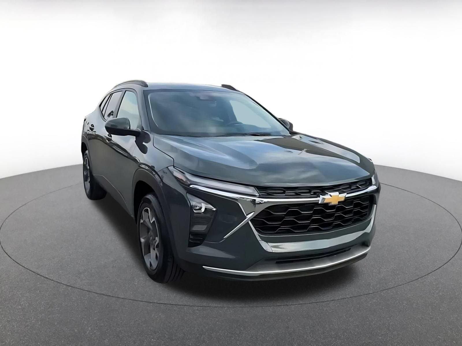 Used 2025 Chevrolet Trax LT w/ LT Convenience Package FWD image 3