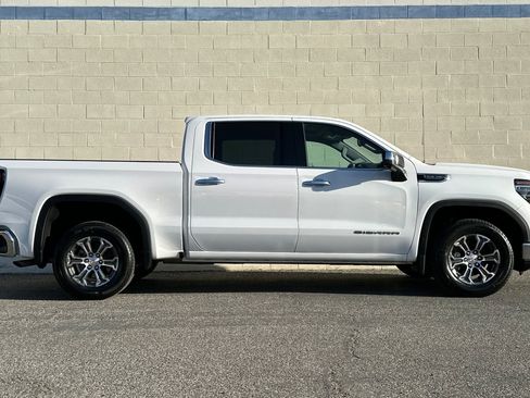 Certified 2025 GMC Sierra 1500 SLT image 3