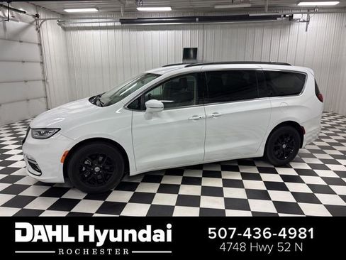 Used 2022 Chrysler Pacifica Touring-L FWD image 1