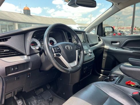 Used 2020 Toyota Sienna SE Premium image 2