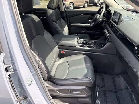 Used 2025 Honda Pilot Touring image 9