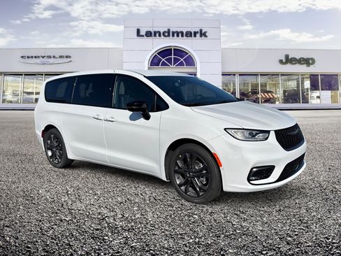 New 2026 Chrysler Pacifica Select image 1