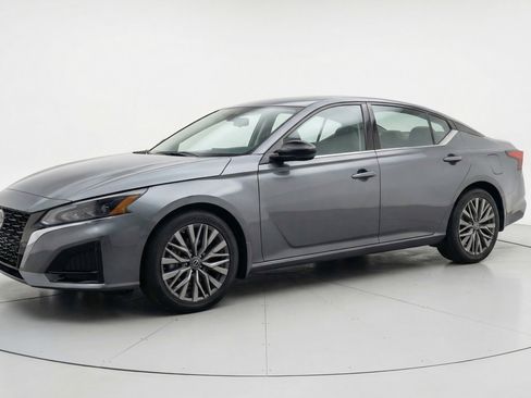 Used 2025 Nissan Altima 2.5 SV FWD image 3