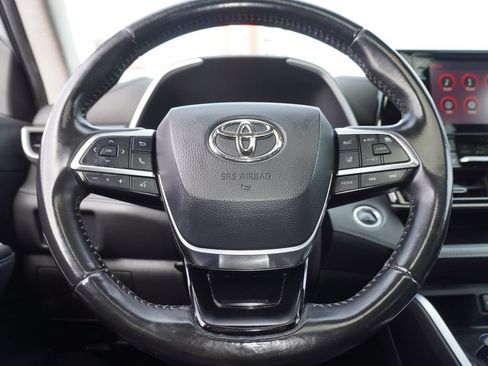 Used 2020 Toyota Highlander XLE FWD image 22