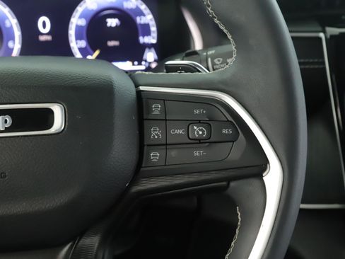 Used 2023 Jeep Grand Cherokee Altitude AWD/4WD image 10