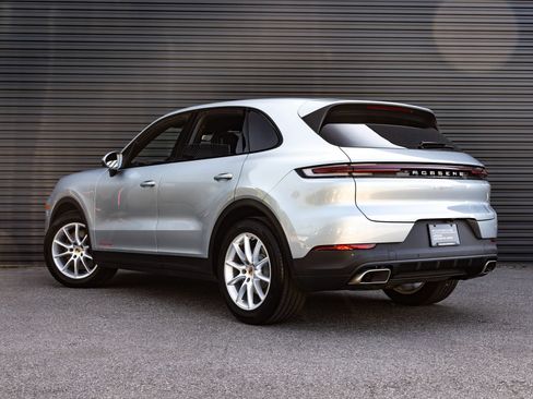 Used 2025 Porsche Cayenne AWD/4WD image 3