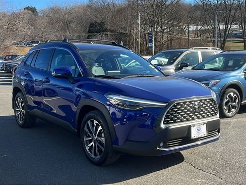 Used 2023 Toyota Corolla Cross XLE image 2