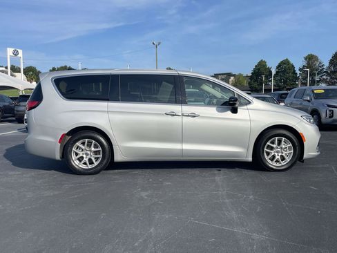 Used 2024 Chrysler Pacifica Touring-L FWD image 7