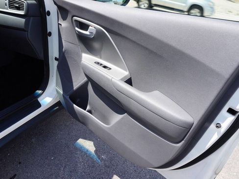 Used 2017 Kia Niro FE image 16